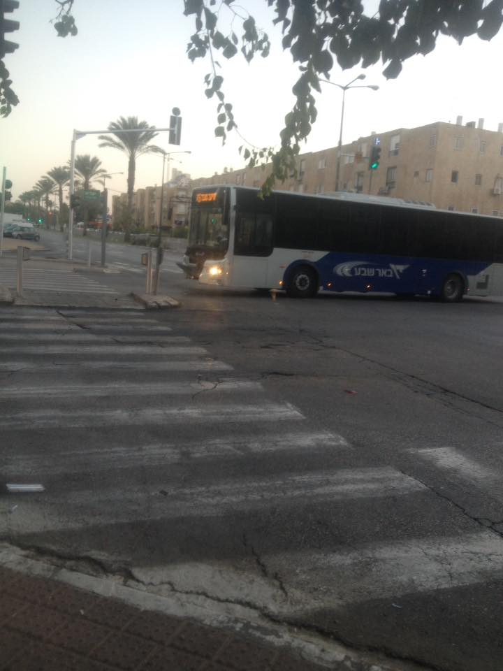 תאונה בין מכונית פרטית שחצתה באדום, לבין אוטבוס של דן באר שבע (צילום: לימור כהן)